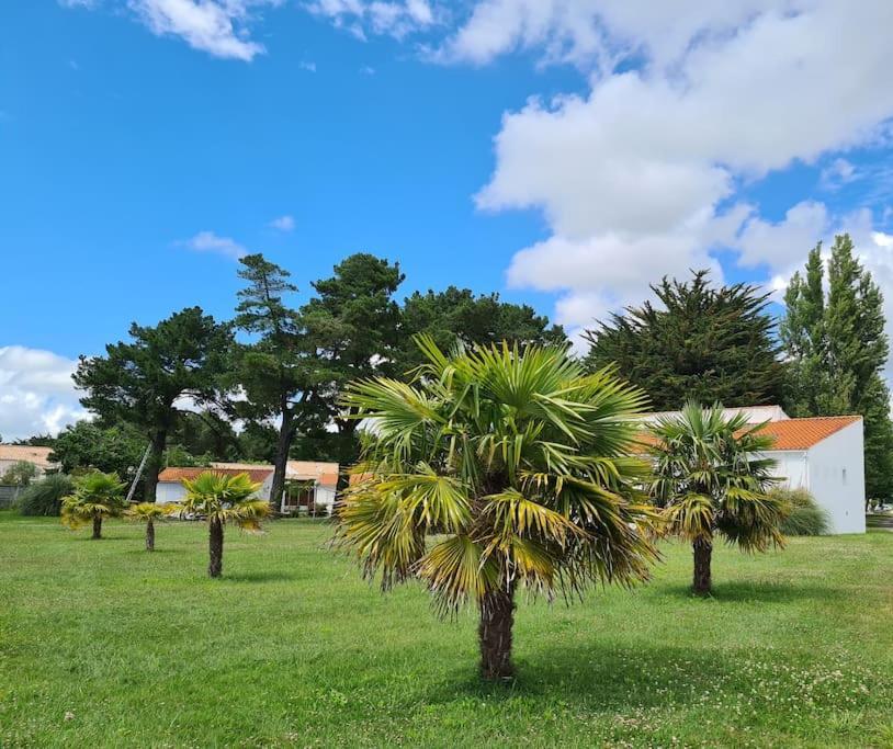 Maison Vendeenne: Beachside Family Retreat with Baby Amenities Saint-Hilaire-de-Riez Exterior photo